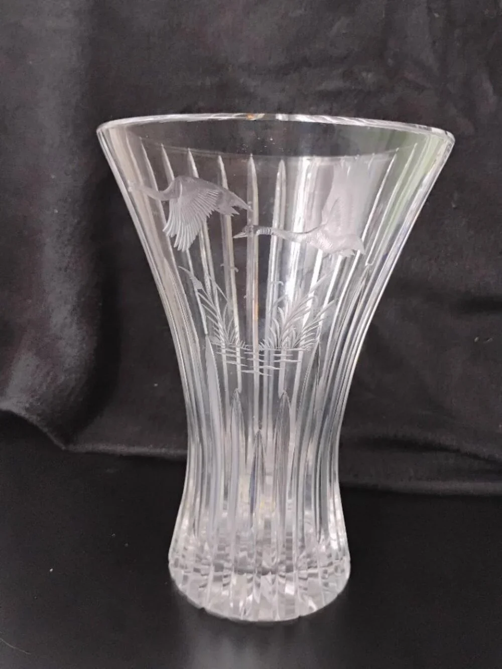 Ribbed crystal glass vase with swan etching